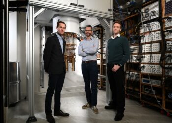 (L-to-R): James Palles-Dimmock (CEO) with co-founders Prof John Morton (CTO) and Prof Simon Benjamin (CSO)