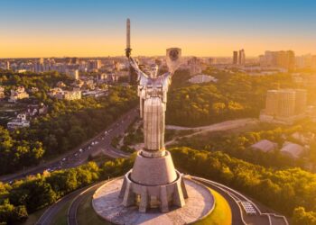 the statue of christ in the center of a city