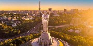 the statue of christ in the center of a city